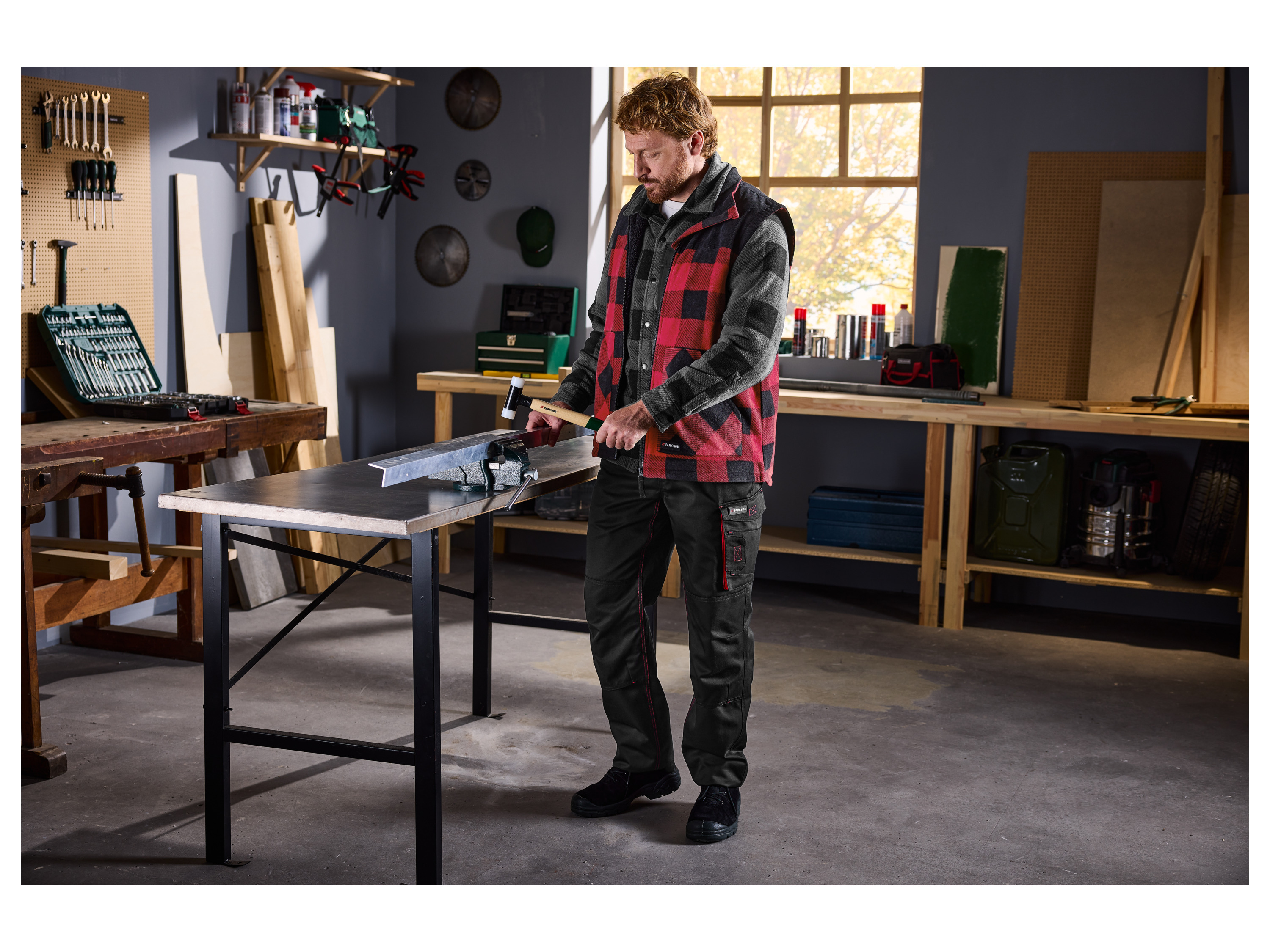 Thumbnail - PARKSIDE® Herren Arbeitsbundhose, gefüttert (Schwarz/Rot, 52)