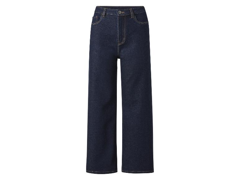 Dunkelblaue weite Jeans.