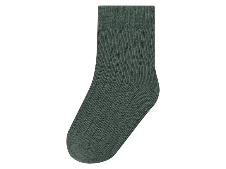 Eine dunkelgrüne gerippte Socke.