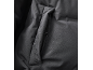 Nahaufnahme der Tasche einer schwarzen Daunenjacke mit Druckknopfverschluss.