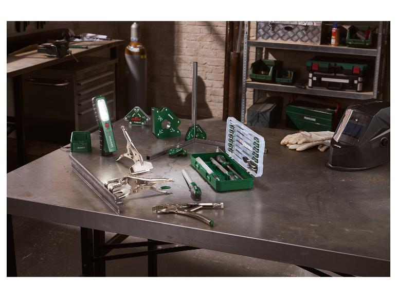 PARKSIDE® Werkstattfeilen-Set und andere Werkzeuge auf einer Werkbank.