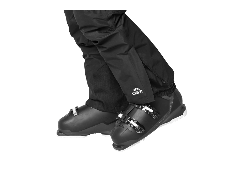 Schwarze Skihose und Skischuhe mit Crivit-Logo an der Seite.