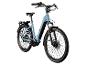 Hellblaues E-Bike mit schwarzen Schutzblechen und Gepäckträger