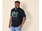 Mann in schwarzem T-Shirt mit Surfbrett-Print und „GOLDEN HOUR“-Schriftzug