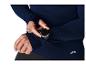 Eine Person in einem dunkelblauen Langarmshirt überprüft eine Smartwatch am Handgelenk.