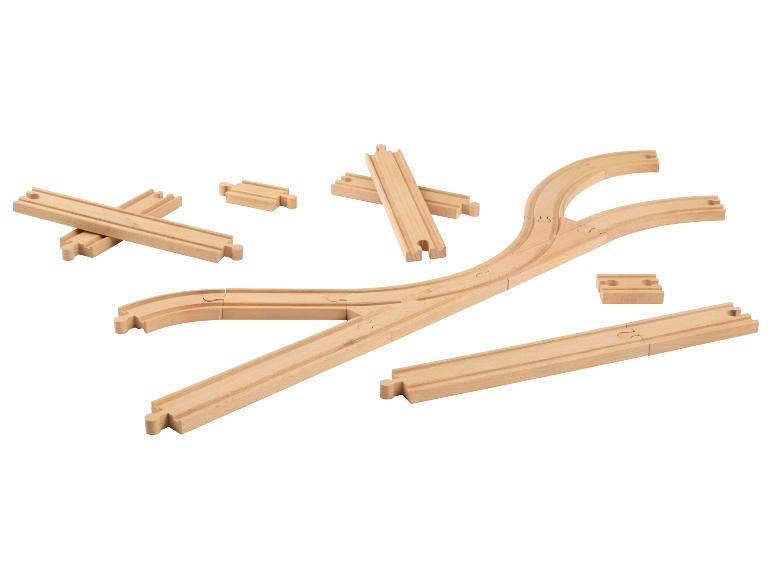 Holzeisenbahn mit Kurven und geraden Strecken.