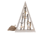 Hölzerne Weihnachtsbaumdekoration mit Rehen, Schneeflocken und Lichterkette.