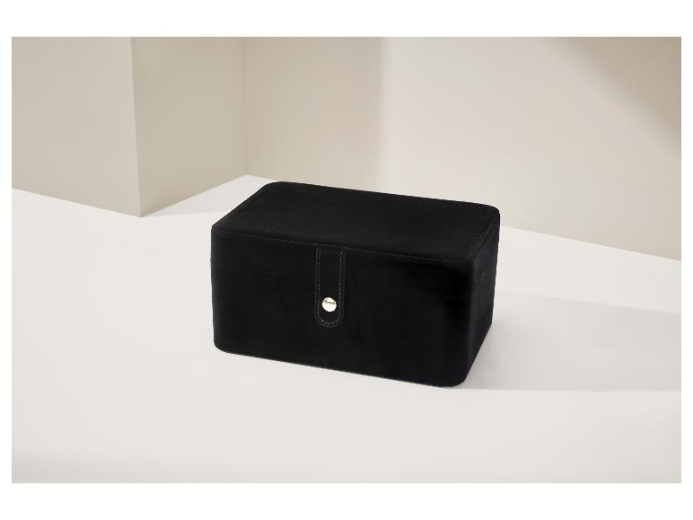 Schwarze Samt-Aufbewahrungsbox mit goldenem Knopf auf weißer Oberfläche