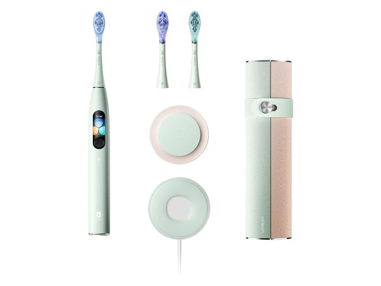 Eine oclean. O elektrische Zahnbürste, 2 Bürstenköpfe und eine Ladestation.