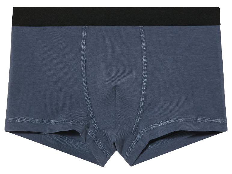 Ein Paar blaue Boxershorts.