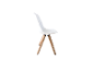 Weißer Design-Stuhl mit hellen Holzbeinen.