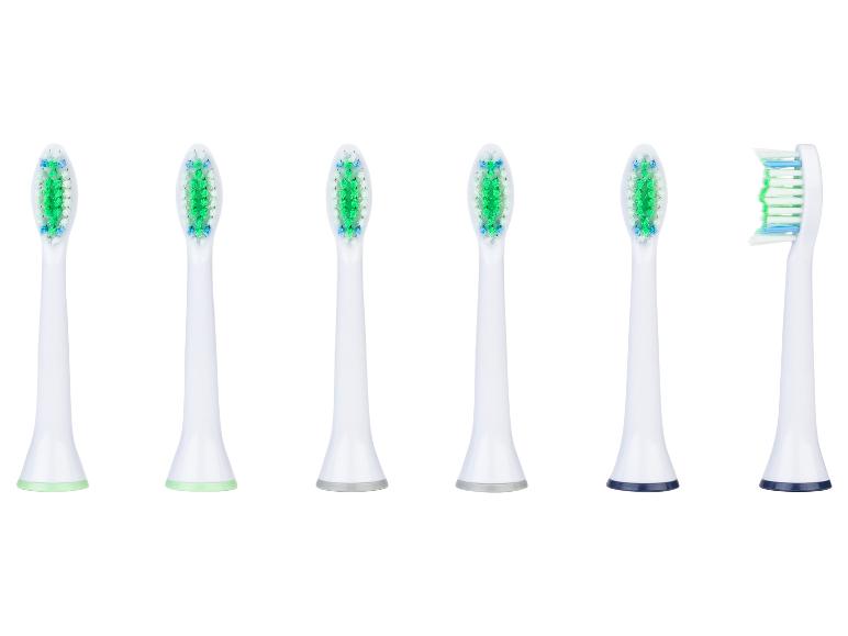 Sechs weiße austauschbare Zahnbürstenköpfe mit grünen und blauen Borsten