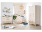 Helles Babyzimmer mit Babybett, Wickeltisch und Kleiderschrank in Holz- und Beigetönen.
