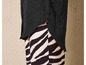 Ein schwarzes Hemd mit langen Ärmeln über einer Hose mit Zebraprint.