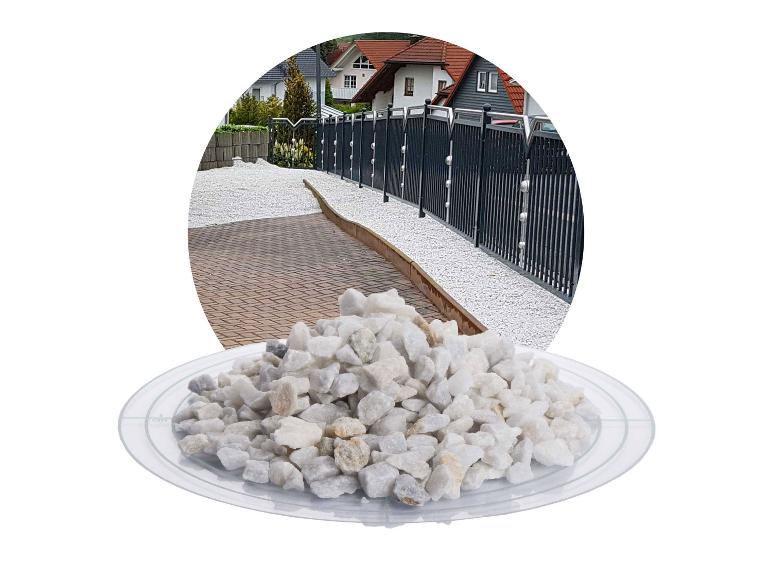 Weiße Zierkiesel auf einem Tablett und als Teil eines Hofes neben einem Zaun.