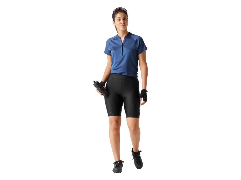 Fahrradkleidung: Shirt, Radhose und Schuhe.