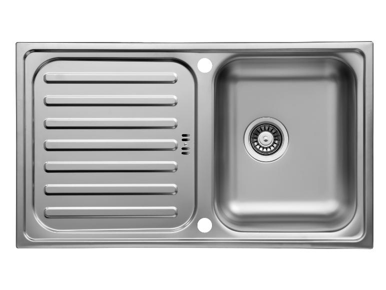 Edelstahl-Küchenspüle mit Abtropffläche und Siebkorbventil.