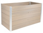 Ein Holzpflanzenkasten mit silbernen Rändern.
