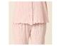 Rosa Pyjama mit Knopfleiste und Rüschensaum.