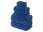 Stapel dunkelblauer Badetücher.
