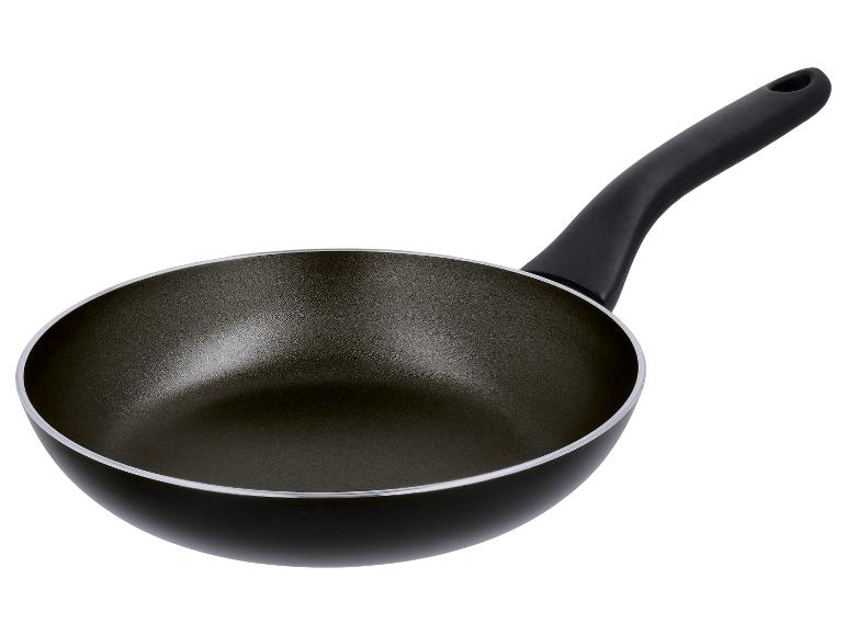 Schwarze Antihaft-Bratpfanne mit schwarzem Griff, schräg von oben gesehen.
