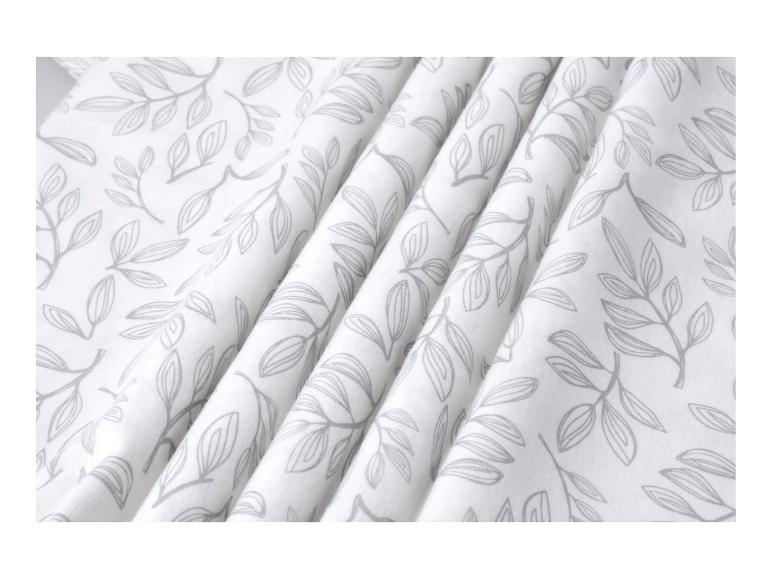 Weißer Stoff mit grauem Blattmuster.