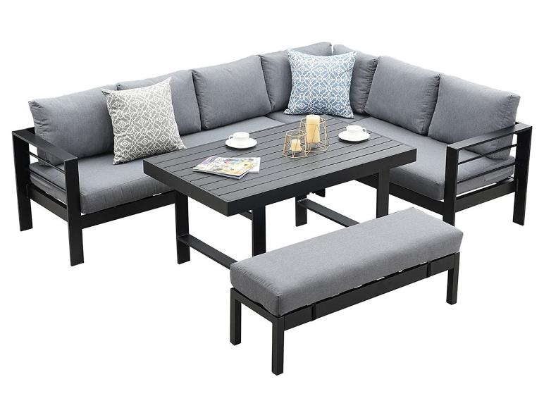 Outdoor-Ecksofa-Set mit Tisch und Bank, mit grauen Kissen und schwarzen Gestellen.