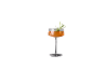 Orangener Cocktail in einem eleganten Glas, garniert mit Rosmarin.