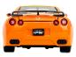 Ein orangefarbenes Nissan GT-R Spielzeugauto mit Spoiler