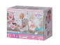 Verpackung für ein Puppen-Töpfchen-Set mit einer Puppe auf dem Töpfchen und Zubehör.