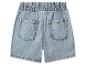 Hellblaue Jeans-Shorts mit Gummizug und zwei Gesäßtaschen.