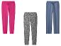 Drei Jogginghosen: Fuchsia, Grau mit Leopardenmuster und Blau.