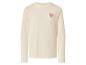Cremefarbenes Langarm-Sweatshirt mit einem rosa Herz auf der Brust.