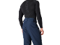 Mann in schwarzem Langarmshirt mit Text und dunkelblauer Hose, von hinten gesehen.