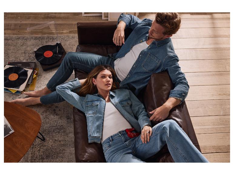 Paar entspannt auf Ledersofa in Jeans.