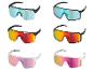 Sechs Sportsonnenbrillen mit schwarzen und weißen Rahmen sowie blauen, roten und rosa Gläsern.