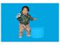 Glückliches Baby in einer Steppjacke mit Dinosaurier-Print und blauem Holzspielzeug.