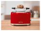 Roter Toaster mit Brötchen darauf, auf einer Holzoberfläche in einer Küche, mit „1973“ an der Seite.
