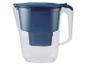 Blauer Wasserfilterkrug mit transparentem Gehäuse und Griff.
