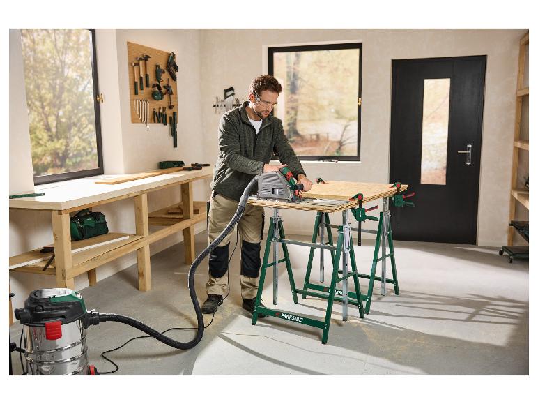 PARKSIDE® Höhenverstellbarer Unterstellbock beim Sägen von Holz in einer Werkstatt