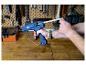 Mann benutzt eine blaue LIVARNO® EG320 Heißklebepistole mit Klebestift in einer Werkstatt.