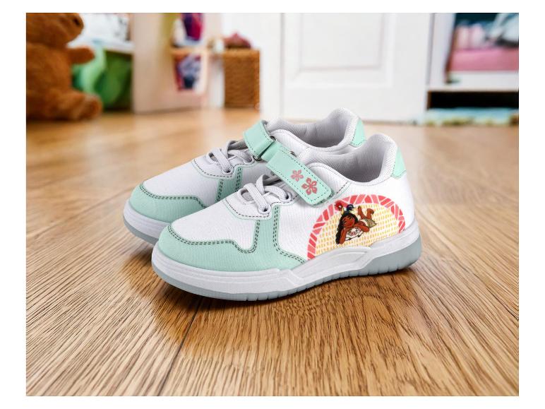 Hellgrüne Kinderschuhe mit Moana-Motiv.