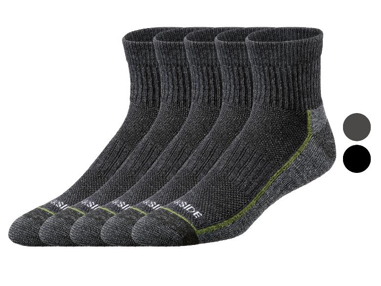 Vier Paar dunkelgraue Socken mit grünen Akzenten und zwei Farbmustern.