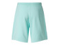 Hellblaue Shorts mit blauen Streifen.