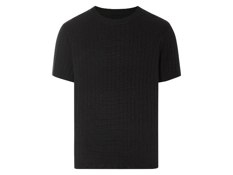 Schwarzes geripptes T-Shirt.