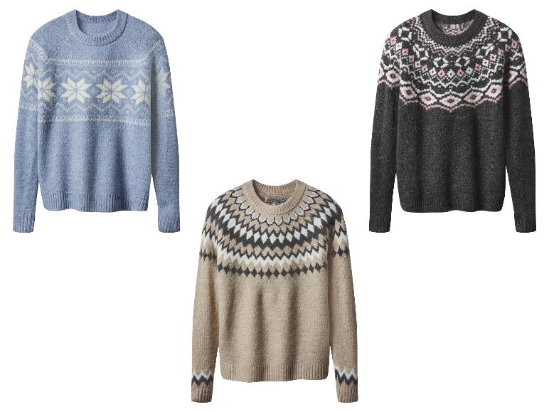 Drei Fair Isle Pullover: blau mit Schneeflocken, beige mit Rauten und grau mit Rosa.