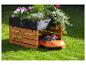 Robotermäher und Blumenkasten aus Holz.