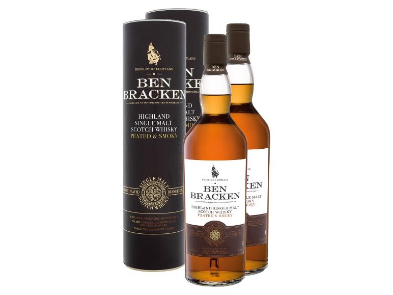 Zwei Flaschen getorften und rauchigen Highland Single Malt Scotch Whiskys mit zwei Präsentationsröhren.
