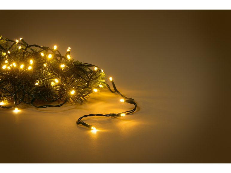 Warmweiße LED-Weihnachtslichtkette auf einem Kiefernzweig