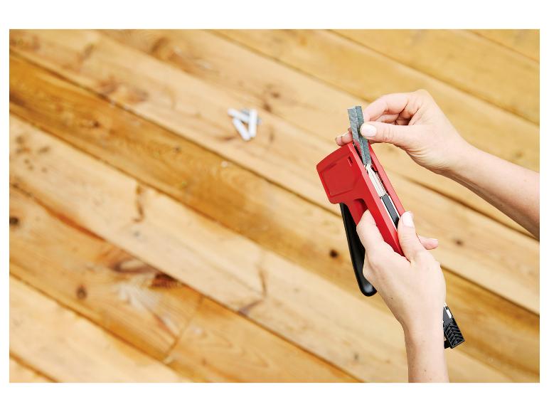 LIVARNO® R53 T&F Handtacker, Klammern werden auf Holzoberfläche geladen.